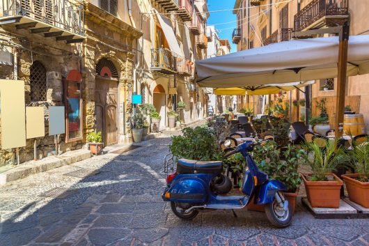 straat met terras en scooter in Sicilië | Spauwen Travel