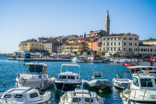 kleurrijke huizen in het oude centrum van Rijeka, met de zee en boten