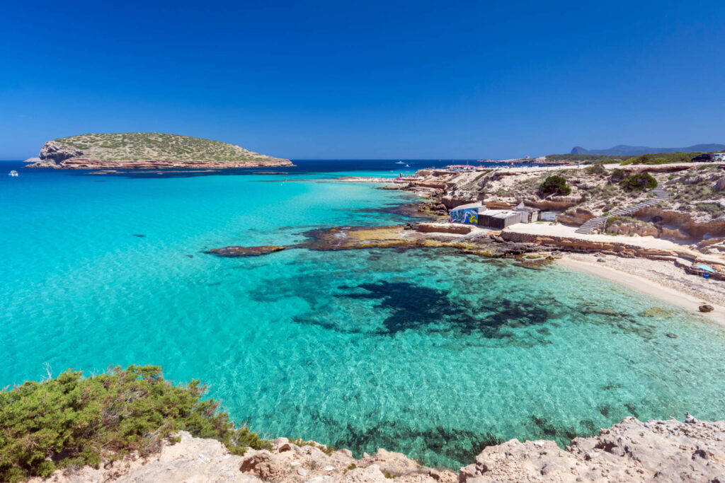 Ibiza - Cala Comte, Blick von der Cala Escondida über das Meer zur Insel Illa des Bosc